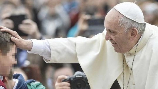 Papa Francesco dimostra sempre una grande tenerezza e attenzione per i più piccoli