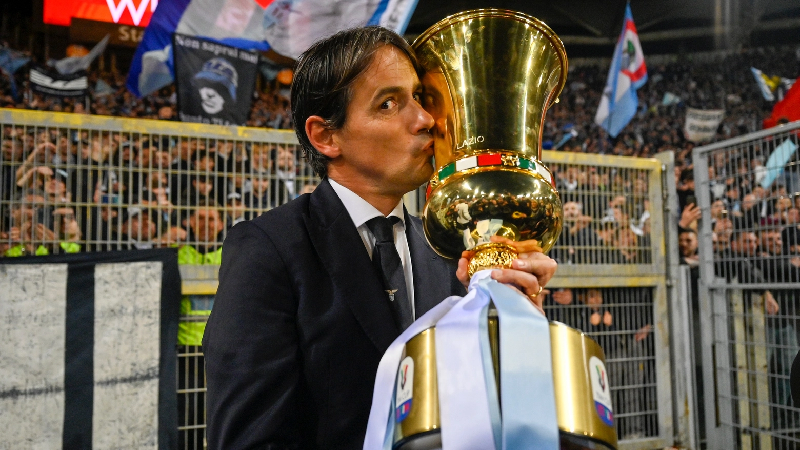 Simone Inzaghi bacia la Coppa Italia conquistata