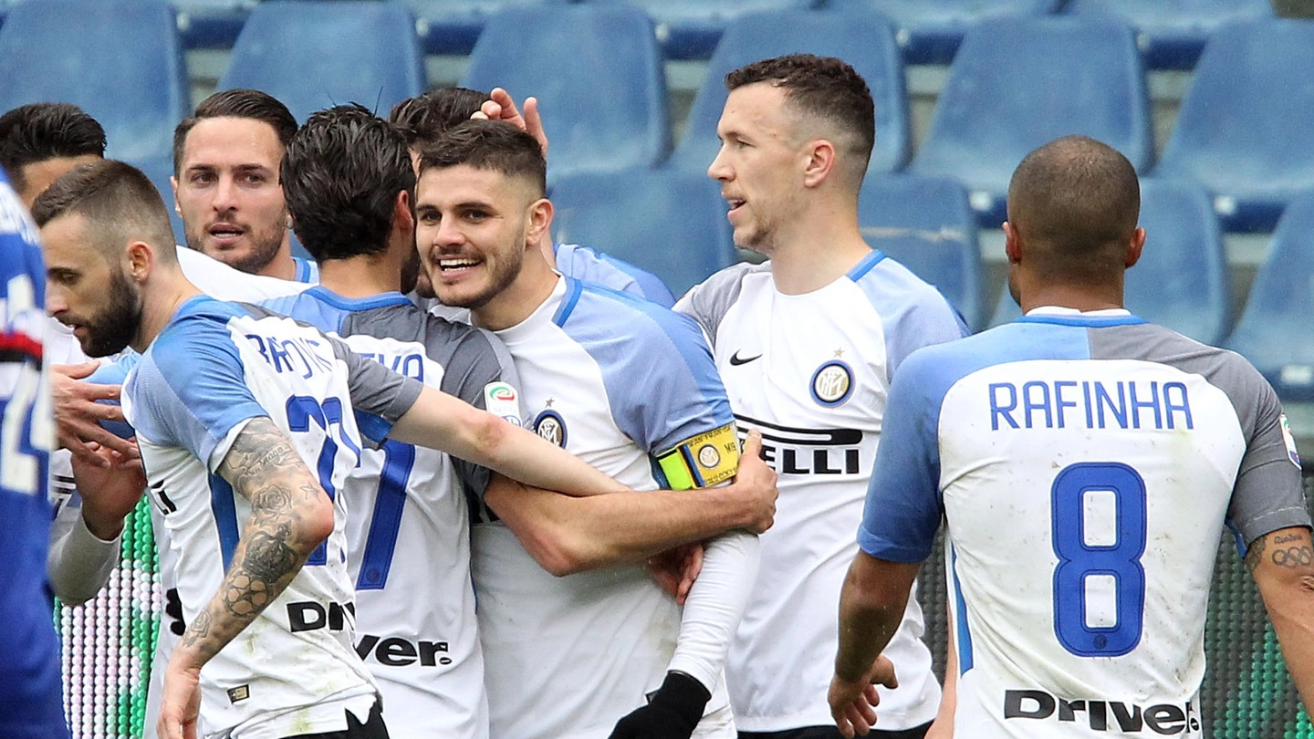 Sampdoria-Inter, i compagni festeggiano Icardi (LaPresse)