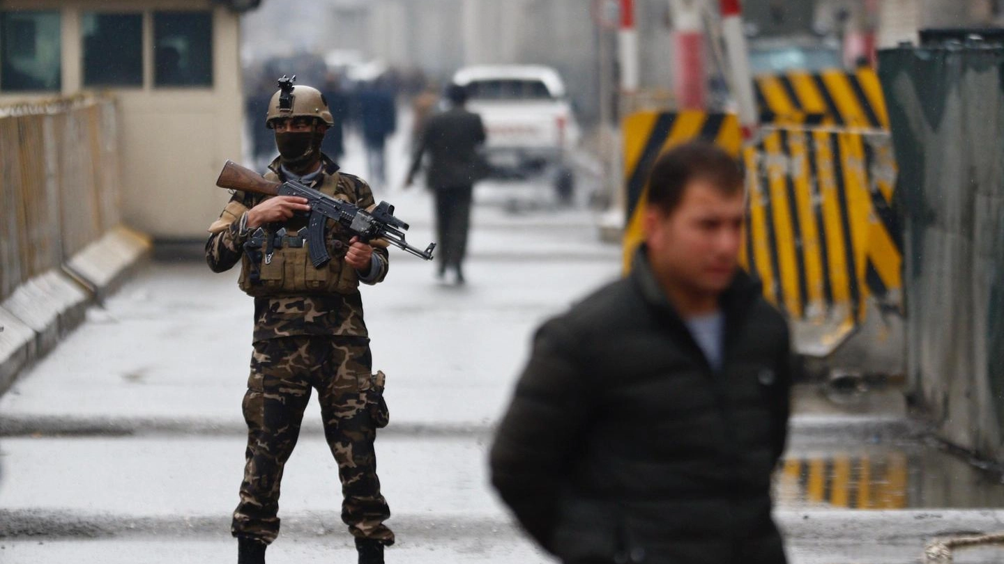 Kabul, un soldato davanti all'area dell'esplosione (Ansa)