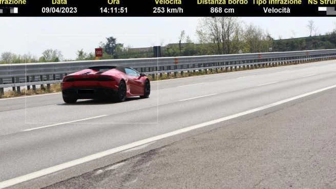 Sfreccia ai 253 orari con la Lamborghini  Patente sospesa e multa da 3.400 euro