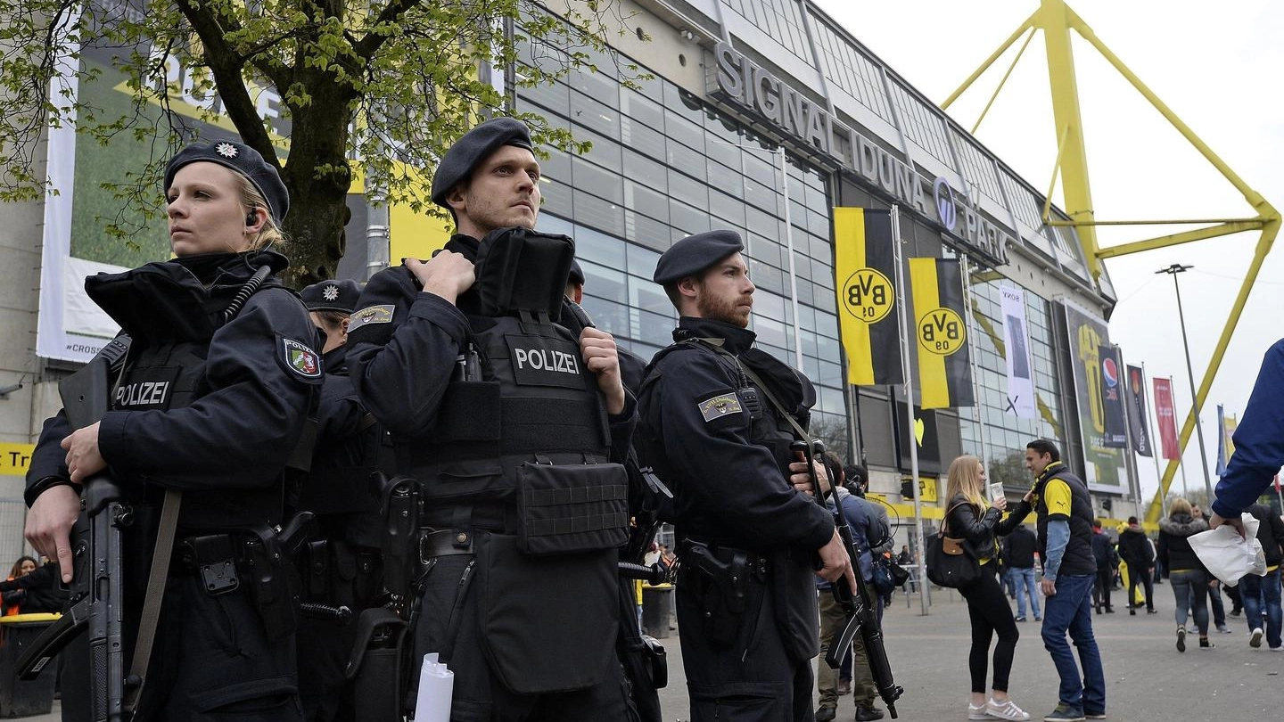 La polizia presidia lo stadio di Dortmund (Ansa)