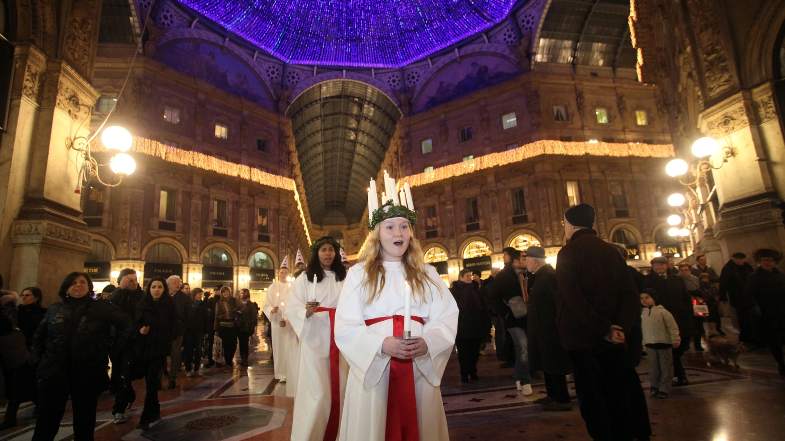 Un coro svedese celebra la festa di Santa Lucia a Milano (foto d'archivio NewPress)