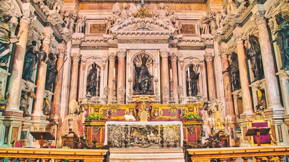 L'interno del Duomo di Napoli