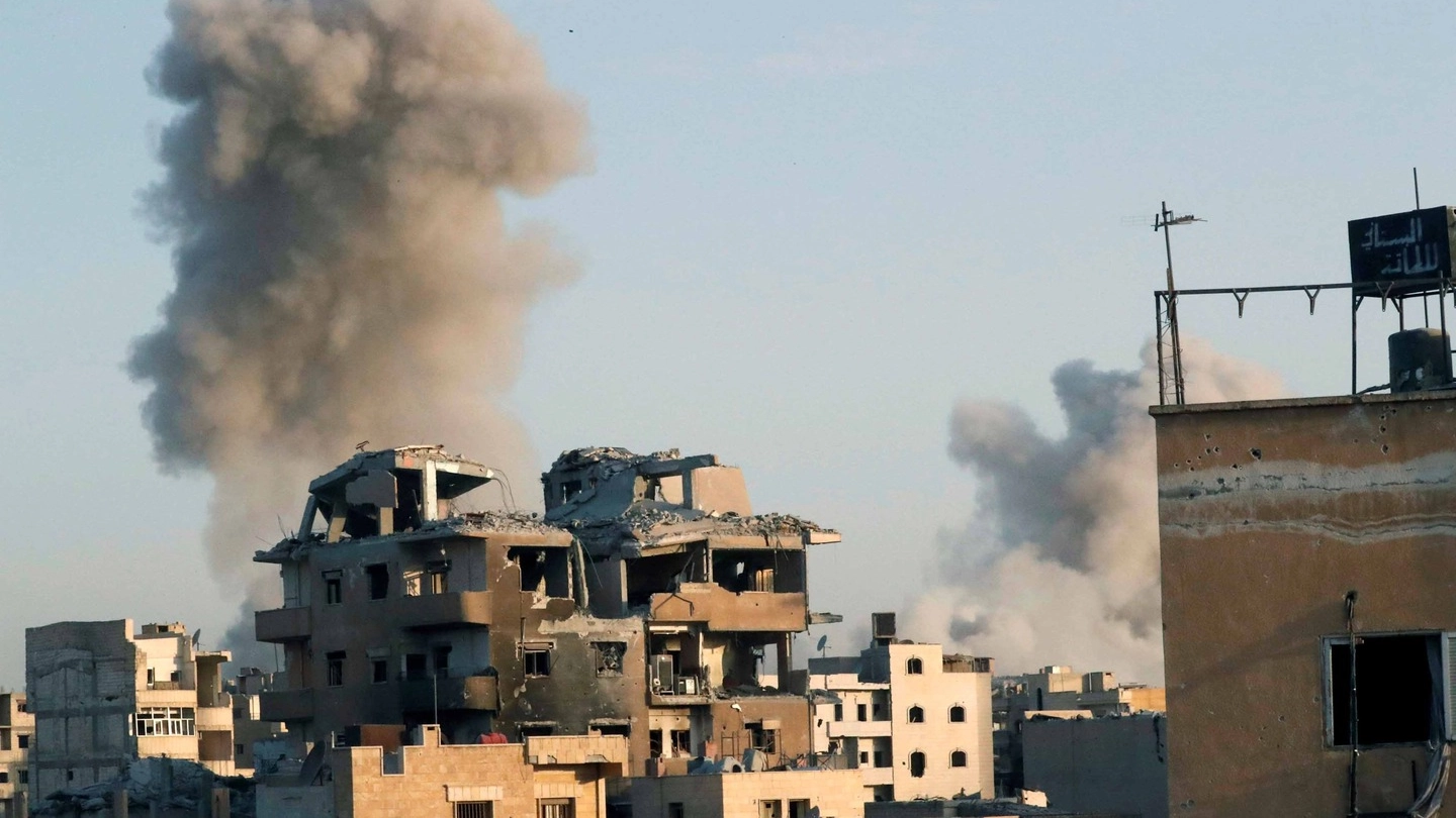 Atttacco contro l'Isis a Raqqa (LaPresse)