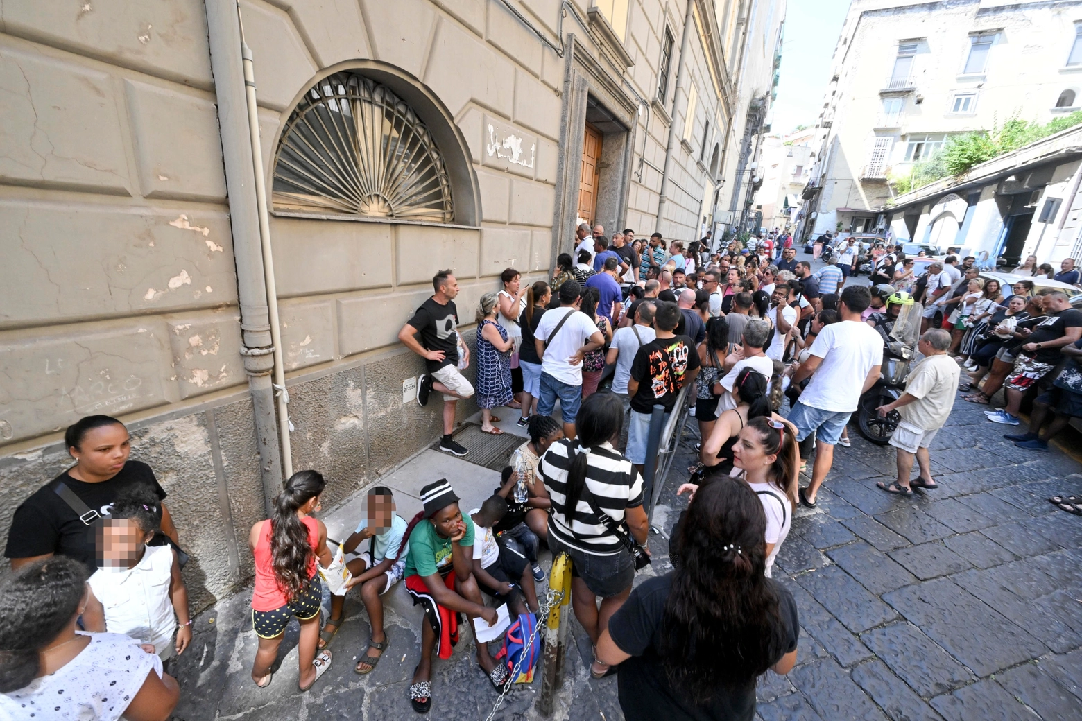 A Napoli in fila per richiedere la carta acquisti