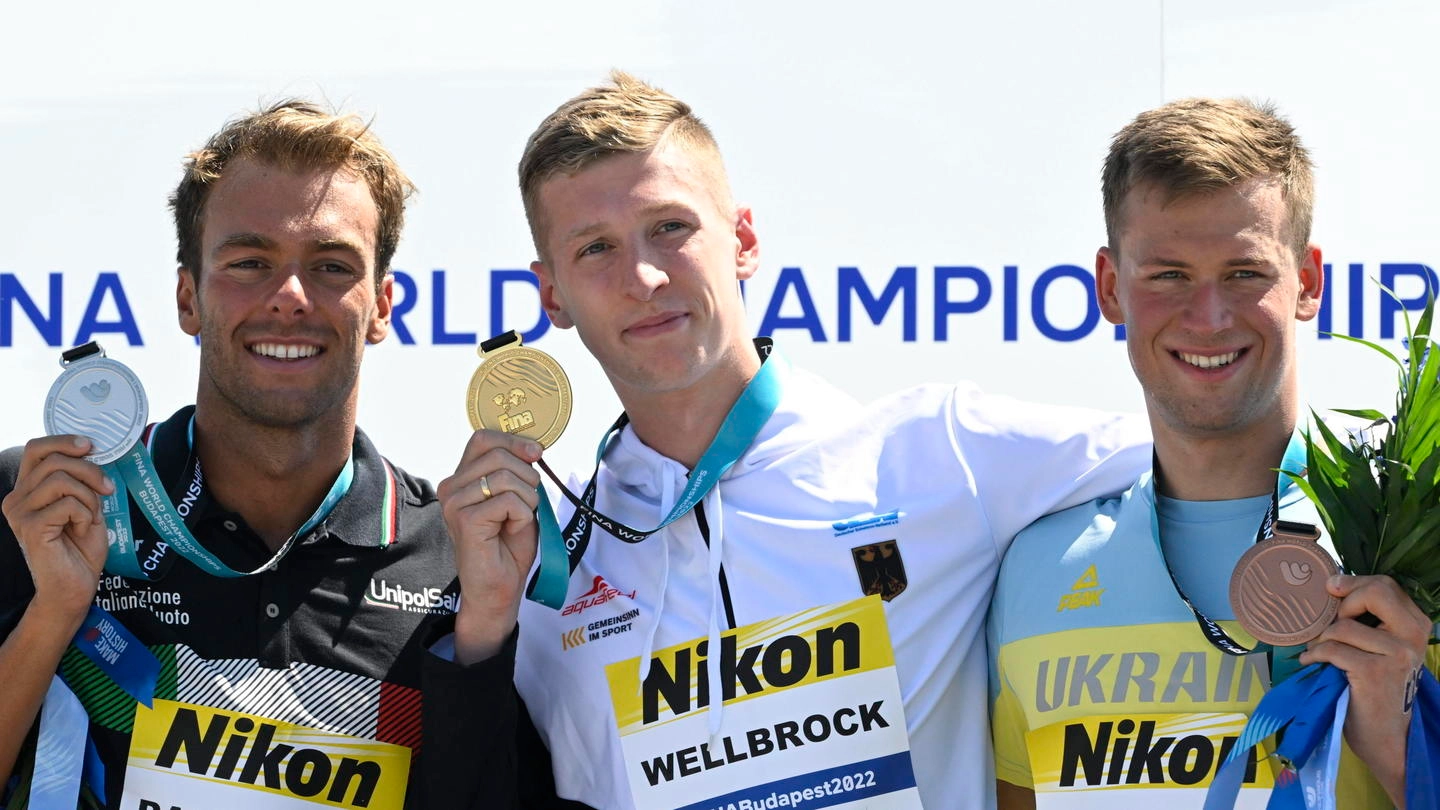 Il podio della 5 km: Paltrinieri (argento), Wellbrock (oro) e Romanchuk (bronzo) (Ansa)