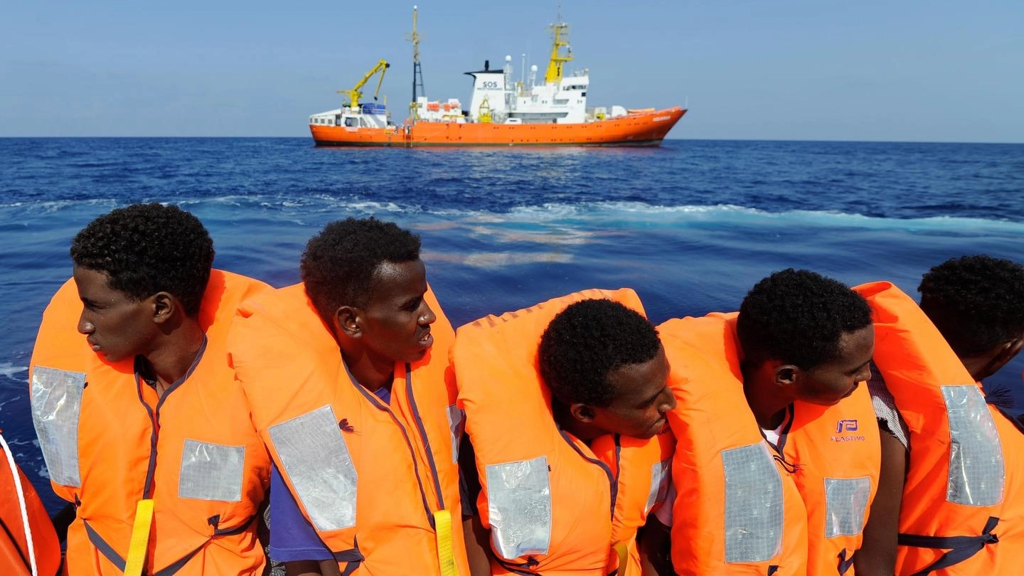 Migranti soccorsi dalla nave Aquarius (Ansa)