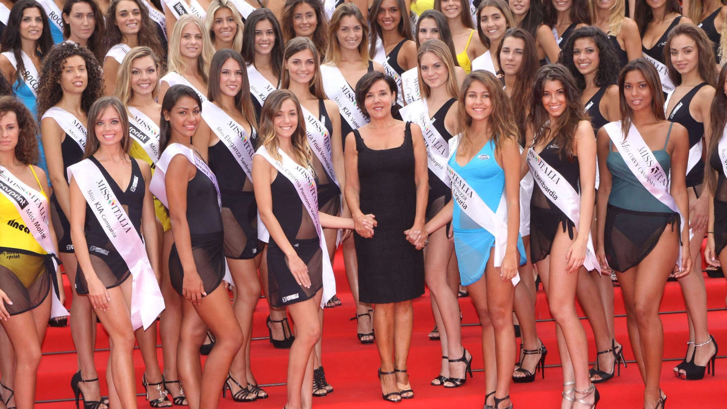 Patrizia Mirigliani con alcune delle ragazze in gara per Miss Italia 2014 (Olycom)