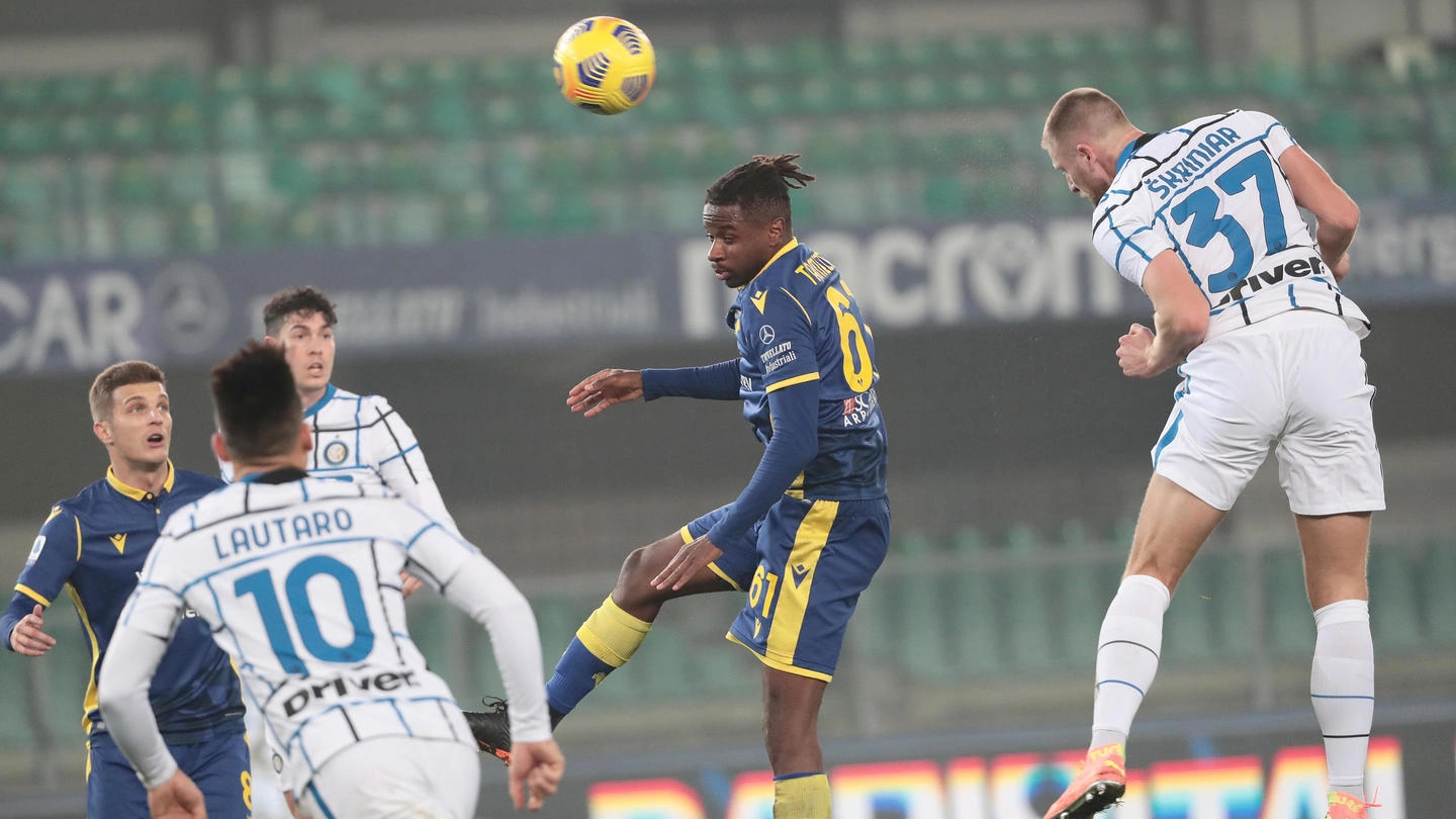Verona-Inter, il colpo di testa vincente di Skriniar (Ansa)