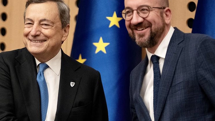 Il premier Mario Draghi, 74 anni, col numero uno del Consiglio europeo, Charles Michel, 45