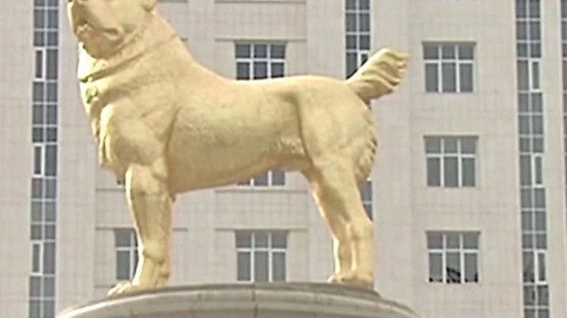 La statua d’oro alta sei metri inaugurata nella capitale Ashgabat