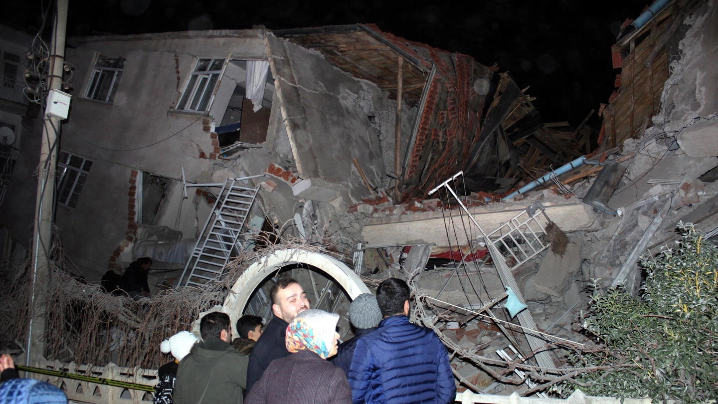 Terremoto in Turchia, edificio distrutto a Elazig (Ansa)