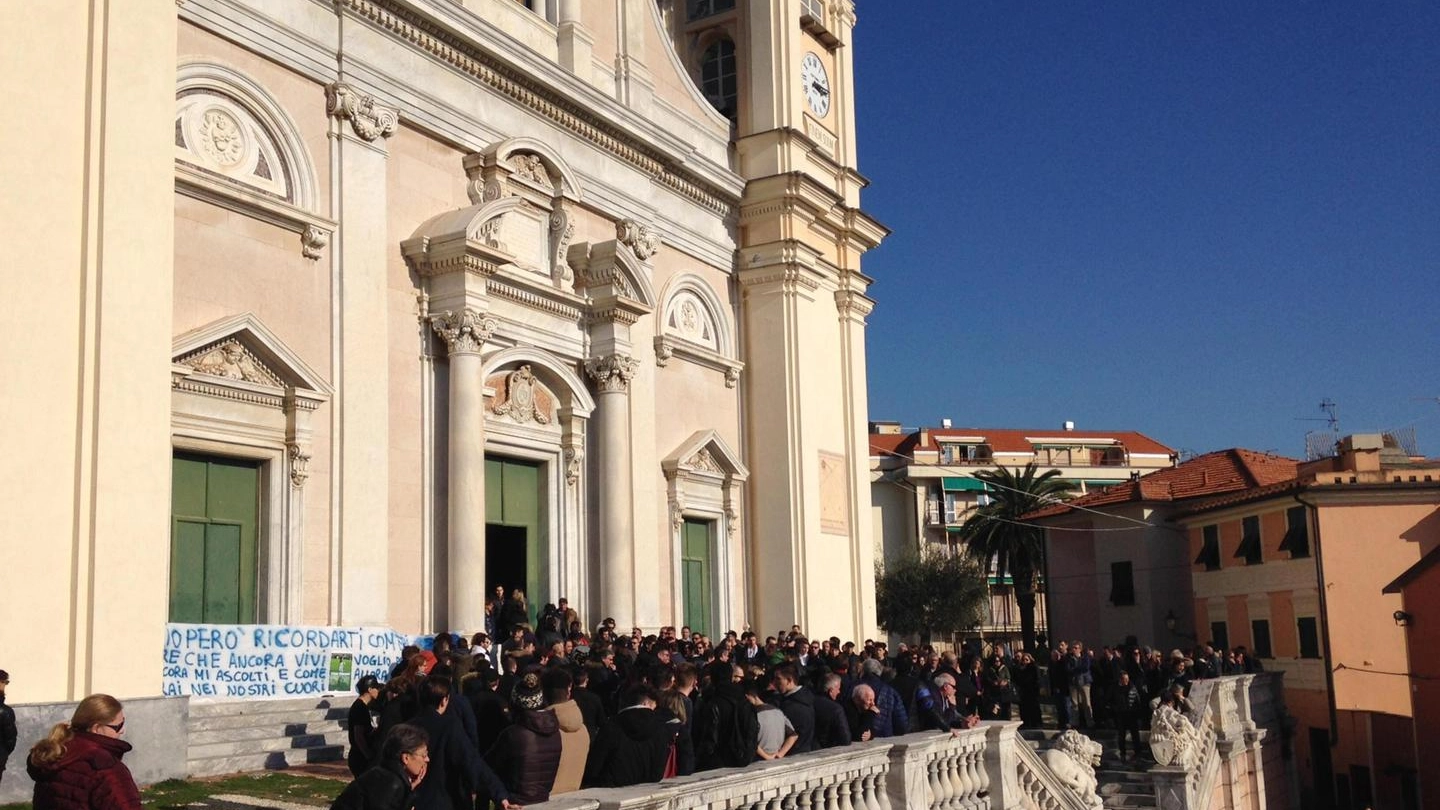 Funerali a Lavagna per il 16enne morto lanciandosi dal balcone (Ansa)