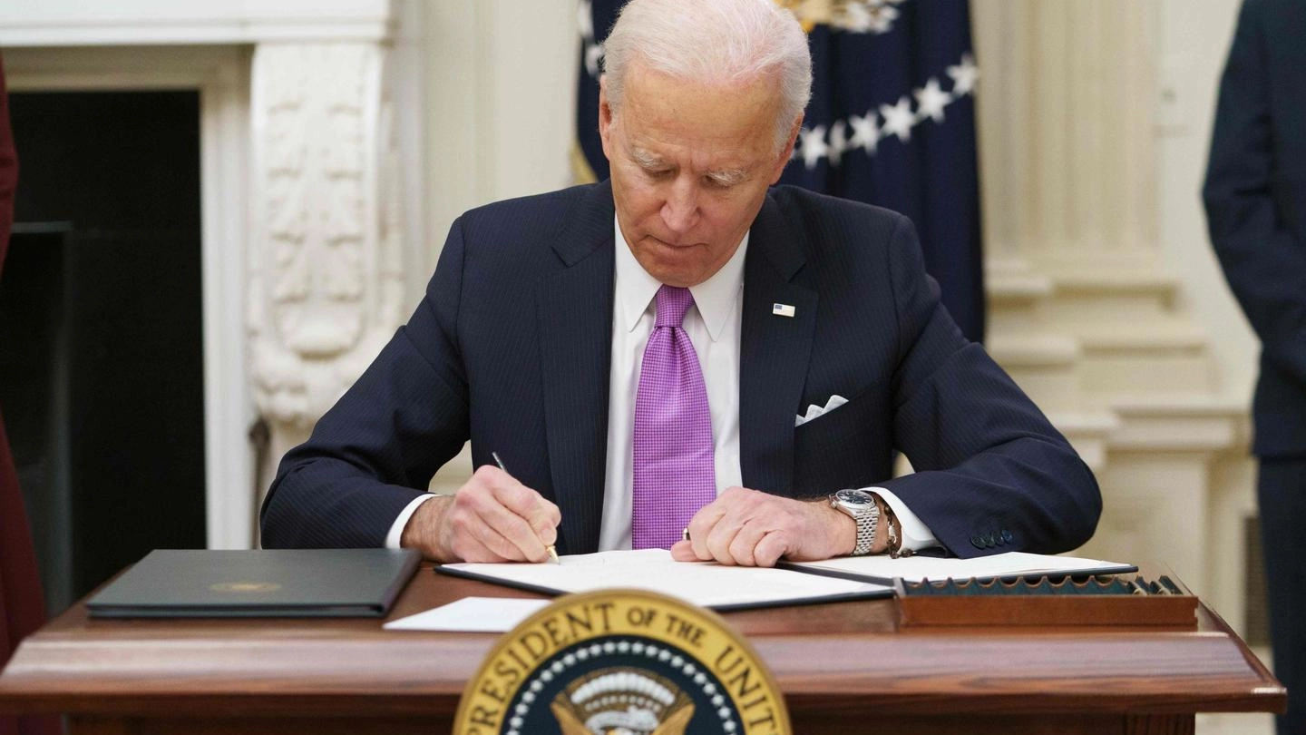 Il presidente Joe Biden firma i primi ordini esecutivi (Ansa)