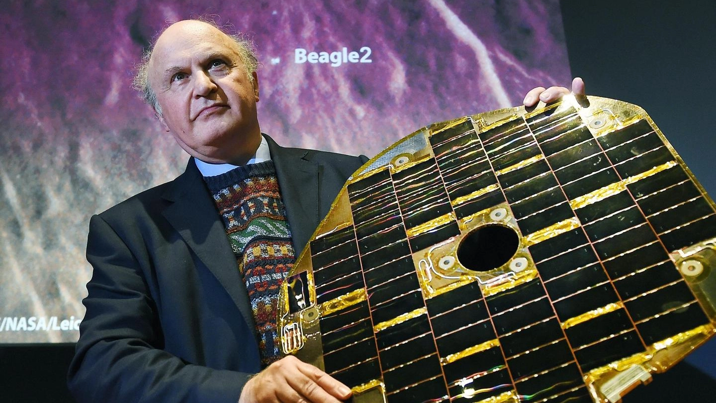 Il professore Mark Sims mostra un pannello della sonda europea Beagle-2 (Ansa)
