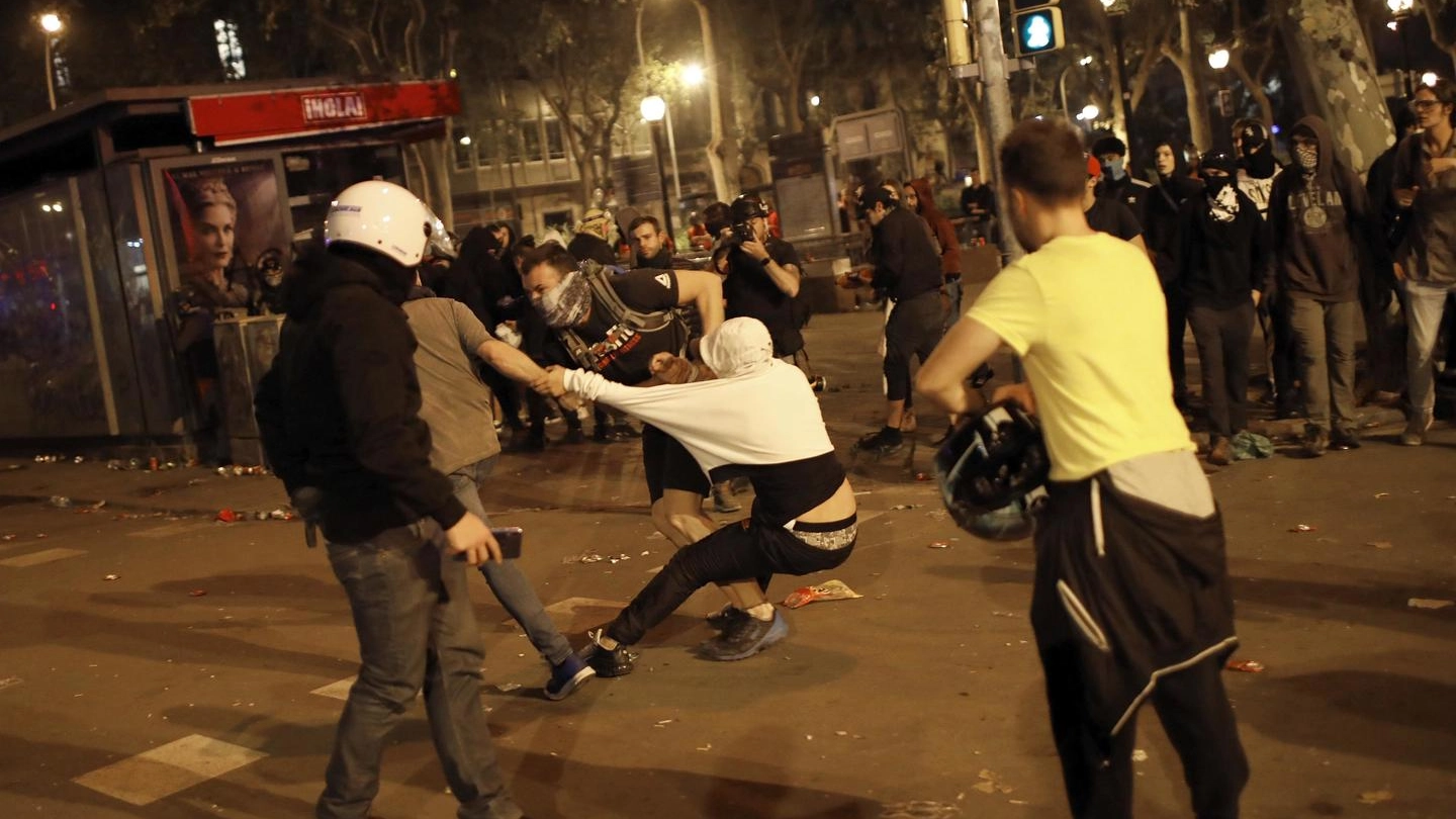 Barcellona, nuovi scontri tra indipendentisti e polizia (Ansa)