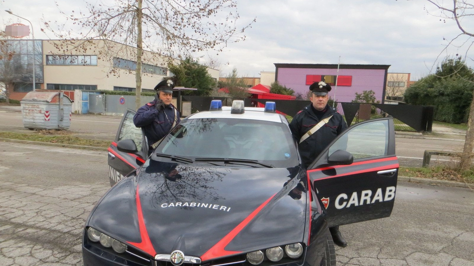 I carabinieri nel parcheggio