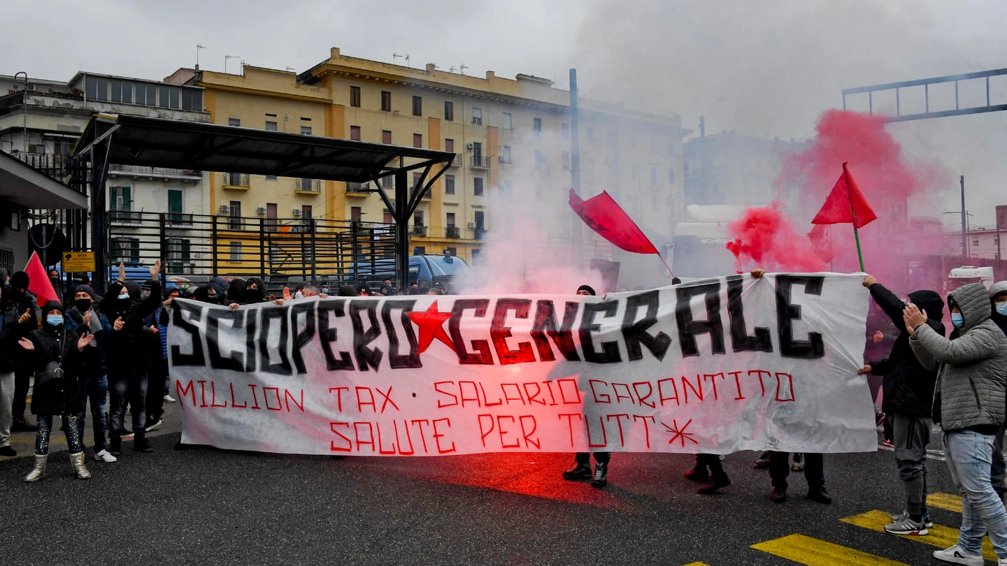 Una manifestazioni di precari a Napoli (Ansa)