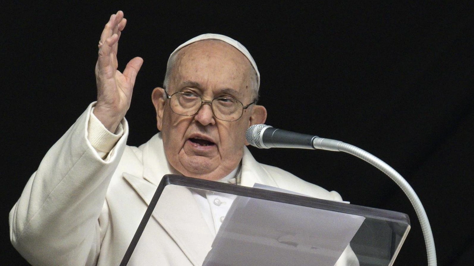 Il via libera del Papa. Benedizioni a coppie gay: "Ma non equivalgono a  un matrimonio"