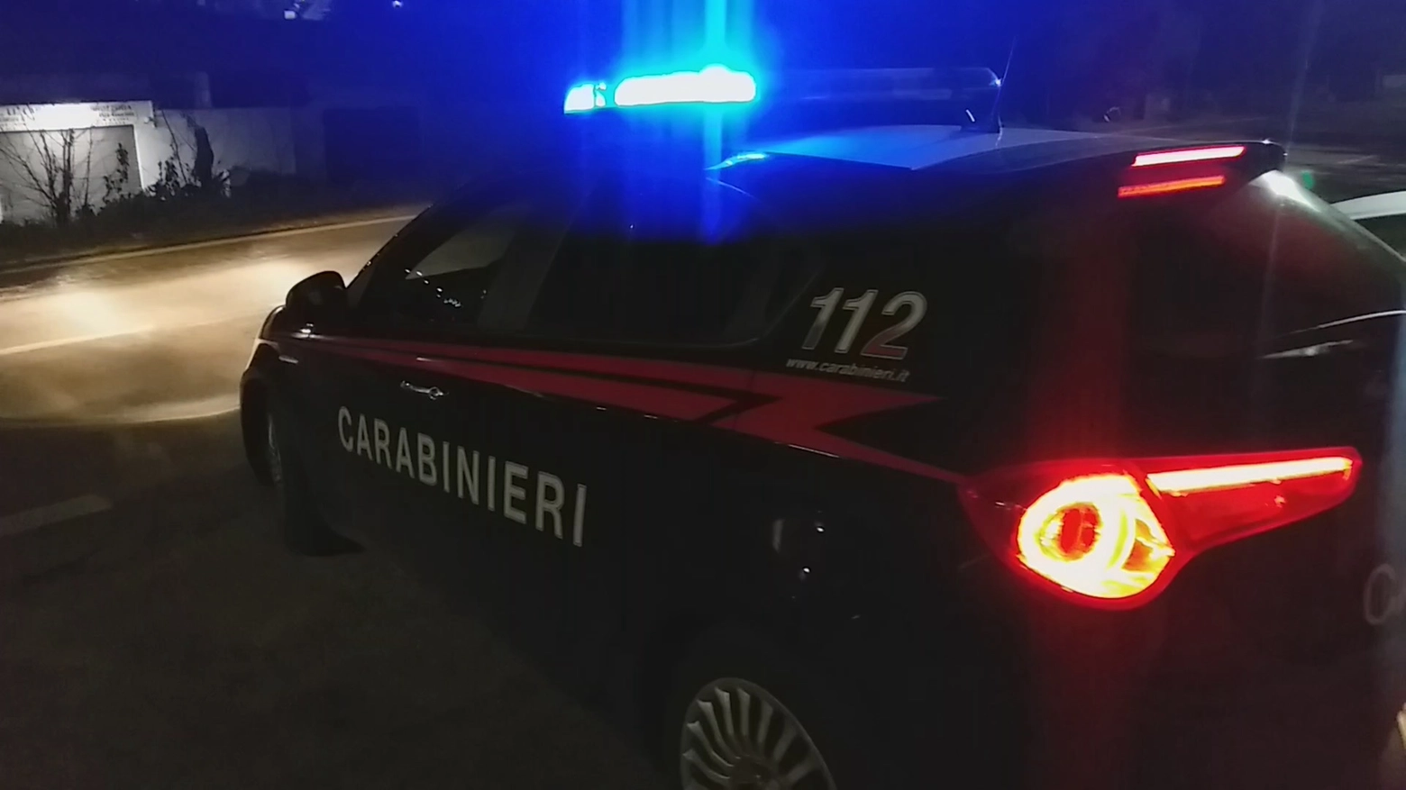 Una pattuglia dei carabinieri durante un controllo serale
