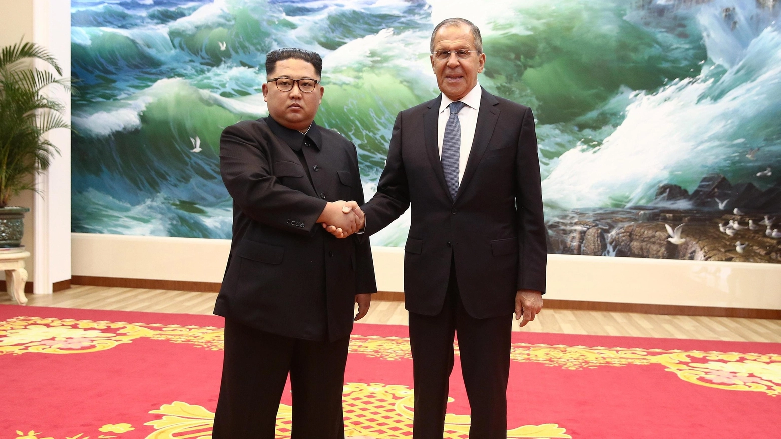 Il leader nordocreano, Kim Jong-un, e il ministro degli Esteri russo, Sergei Lavrov (Ansa)