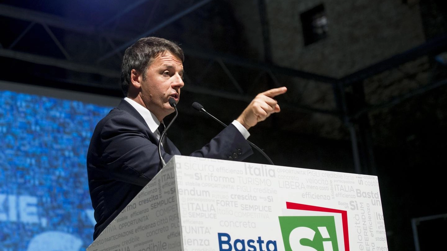 Matteo Renzi promuove il Sì al referendum (Ansa)