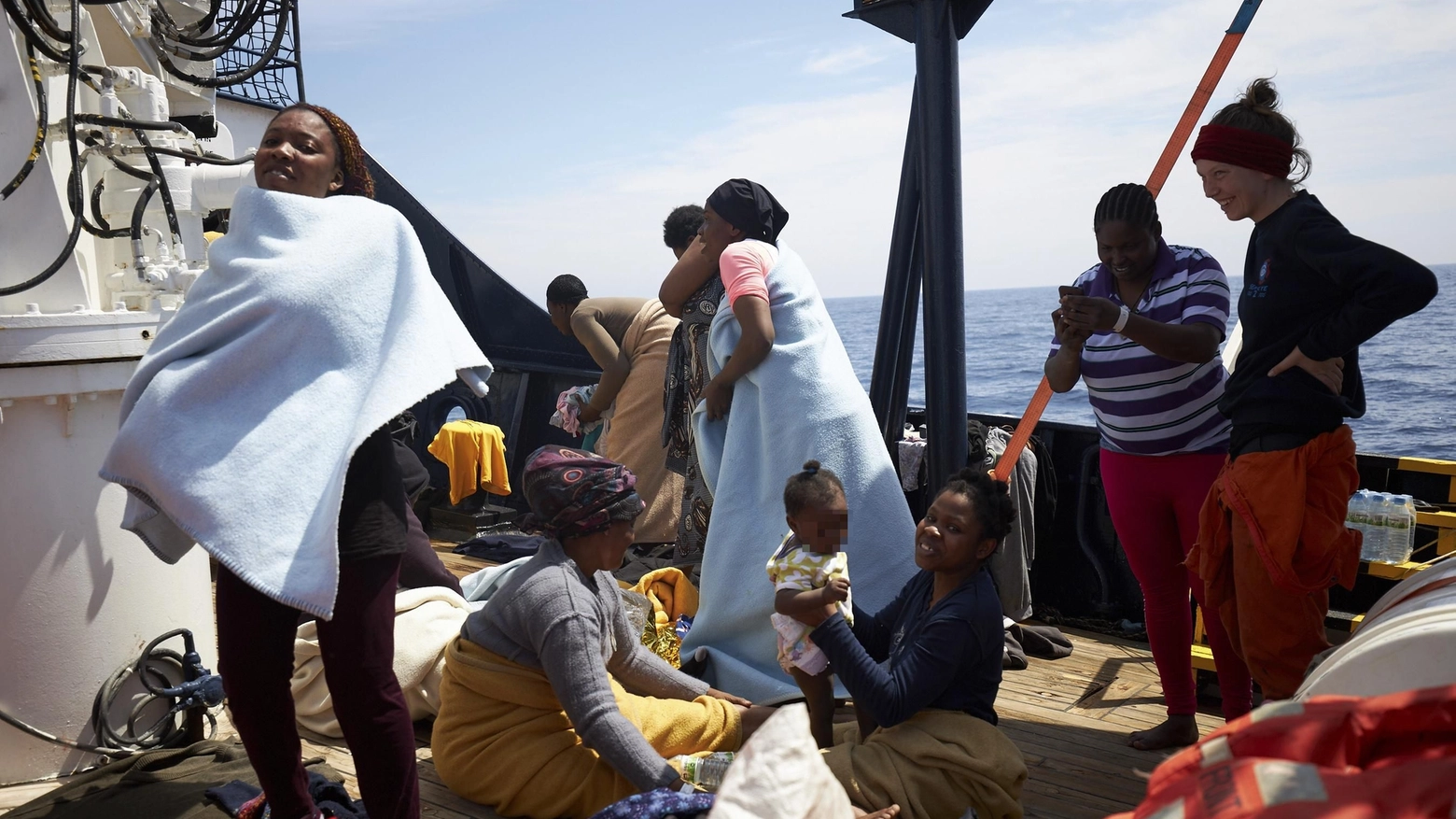 Donne e bimbi a bordo della Alan Kurdi della Sea Eye (Ansa)