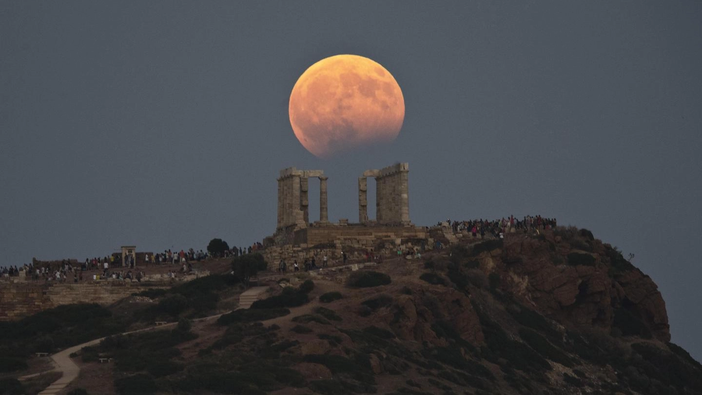 L'eclissi lunare 2017 vista dalla Grecia (Ansa)