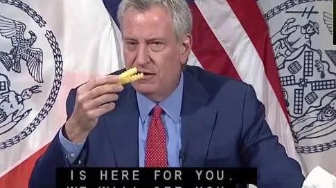 Il sindaco di New York, De Blasio, 60 anni, mangia hamburger e patatine in diretta