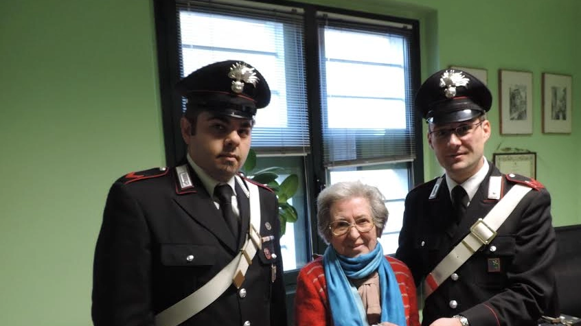 L'anziana rapinata insieme ai carabinieri