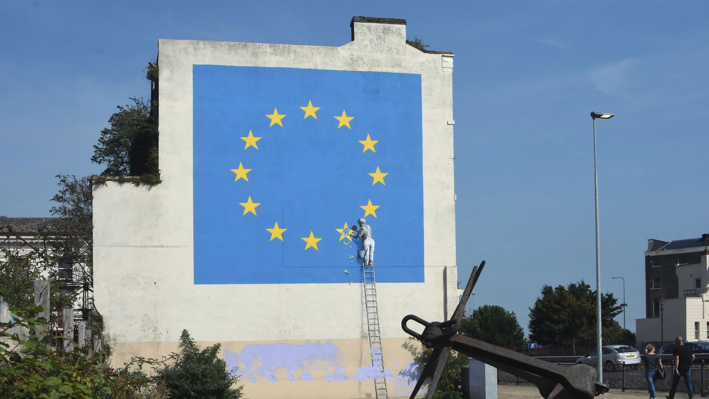 A Dover cancellata una stella da un murales di Banksy (LaPresse)