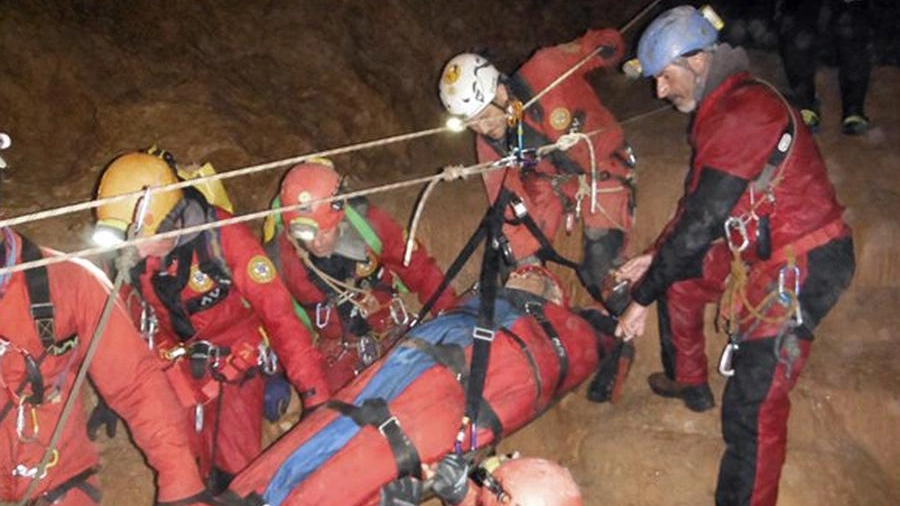 Il salvataggio dello speleologo intrappolato in grotta a Nuoro (Ansa)