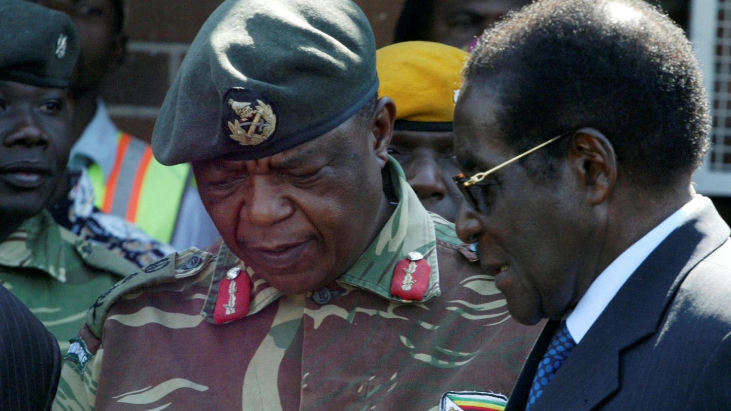Il presidente Mugabe parla col generale il  generale Costantino Chiwenga (LaPresse)