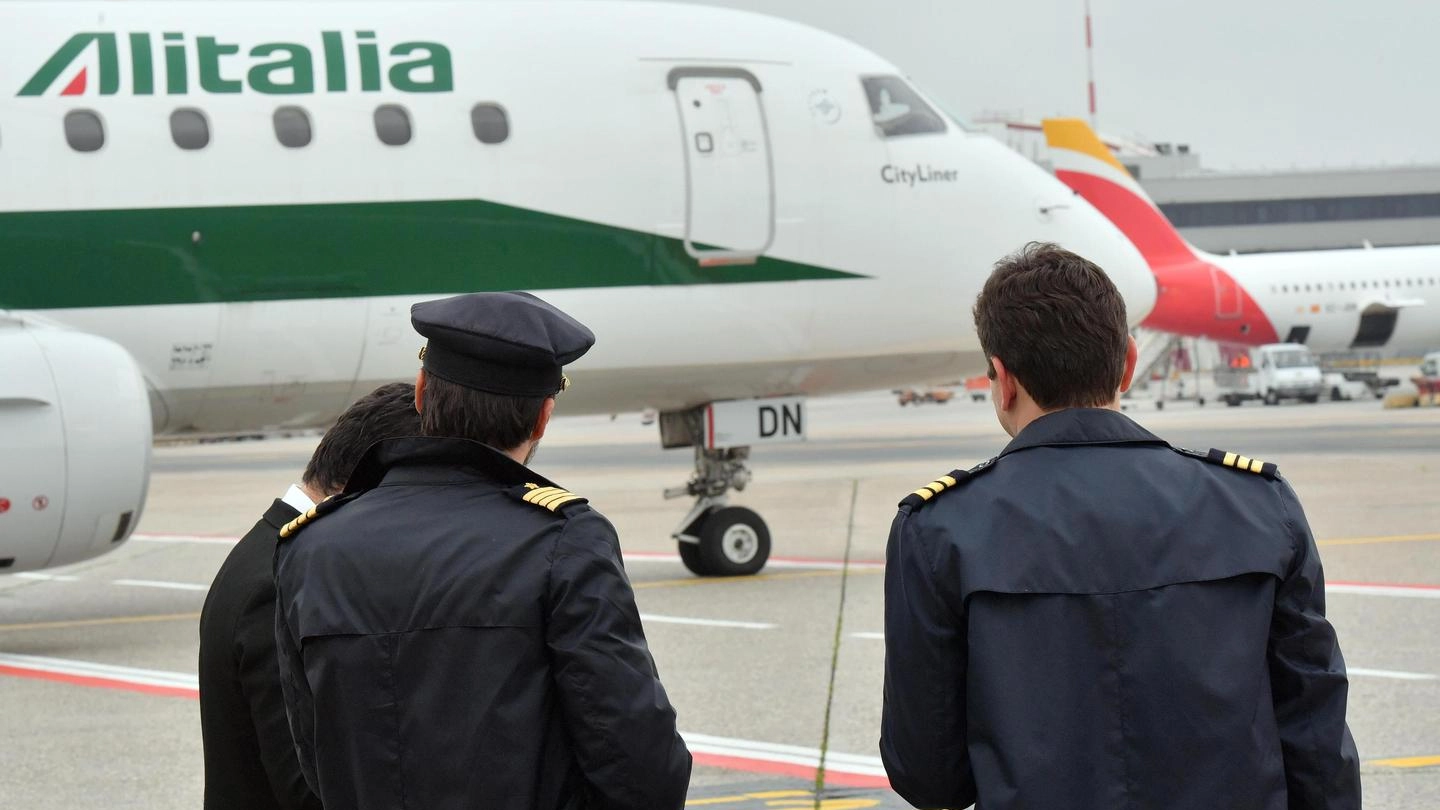 Piloti e aereo Alitalia (Ansa)