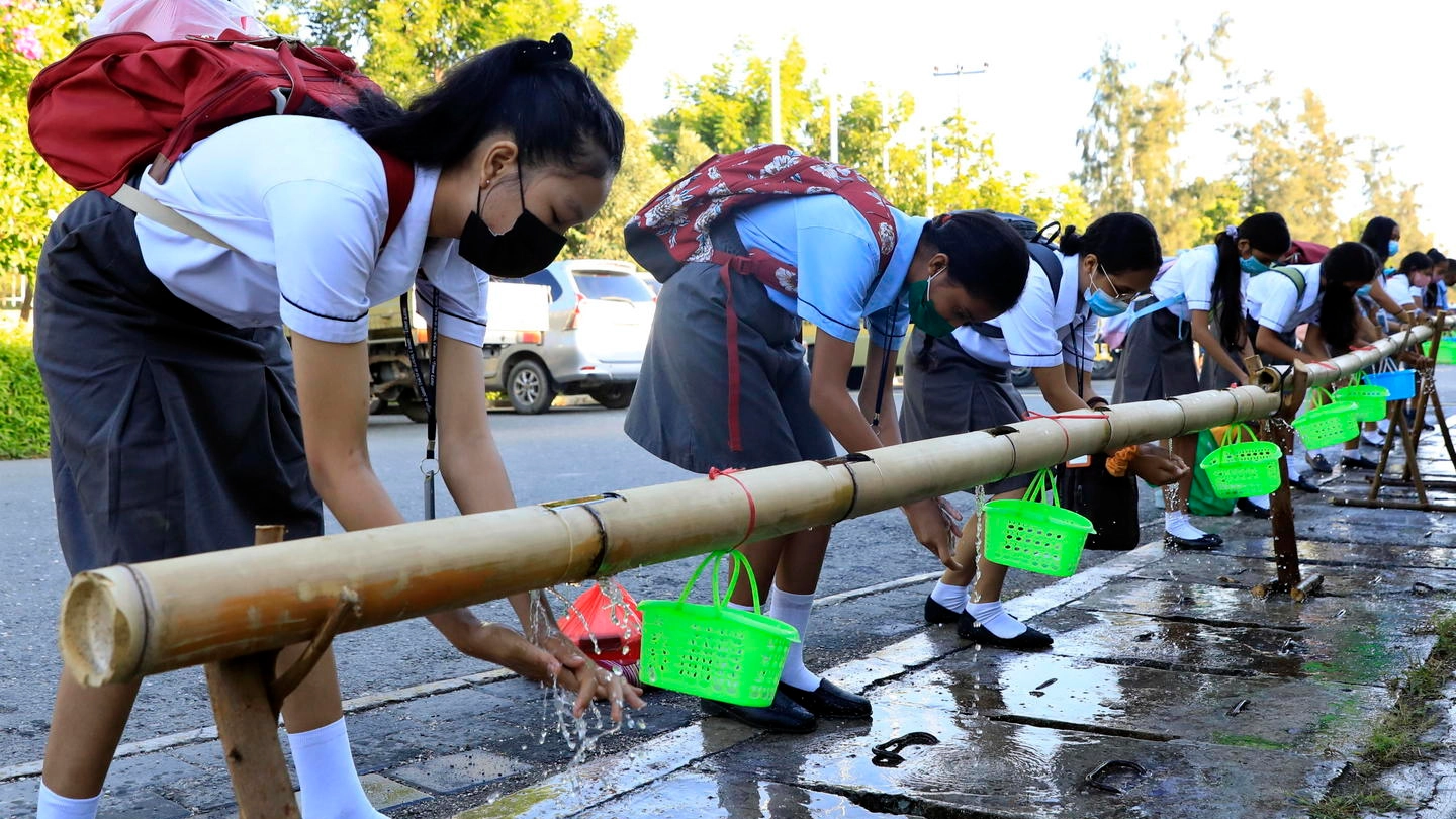 Coronavirus, studentesse di Dili, Timor Est, si lavano le mani prima di entrare in classe 