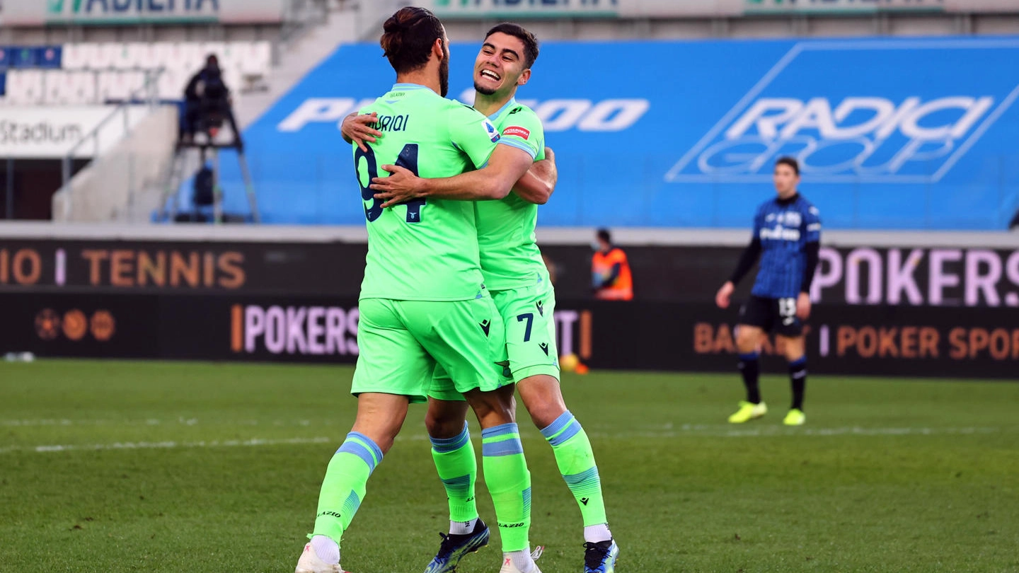 Atalanta-Lazio, Muriqi, autore del terzo gol, abbracciato da Pereira (Ansa)