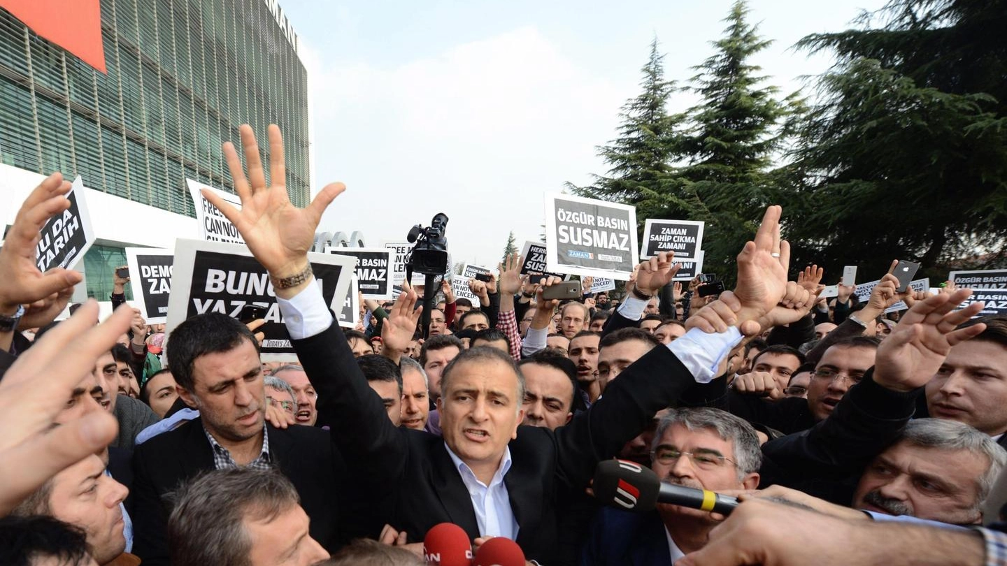 Ekrem Dumanli parla ai suoi lettori scesi in piazza per difenderlo (ANSA / EPA / ISA SIMSEK / ZAMAN)