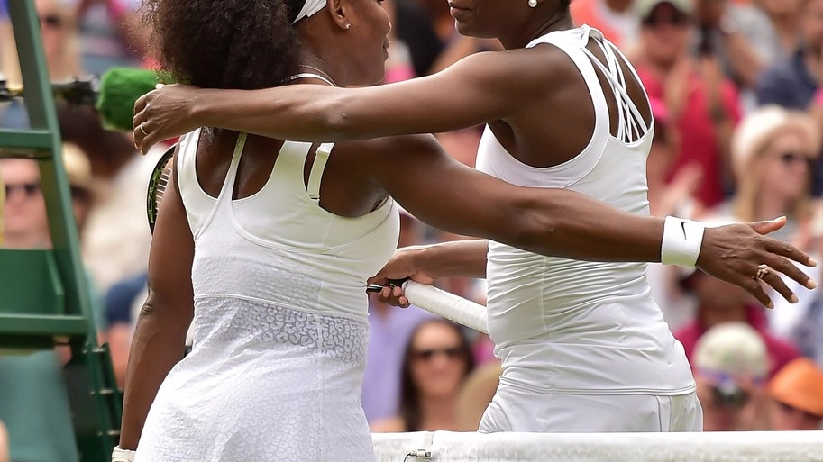 L'abbraccio fra Serena e Venus Williams (Afp)