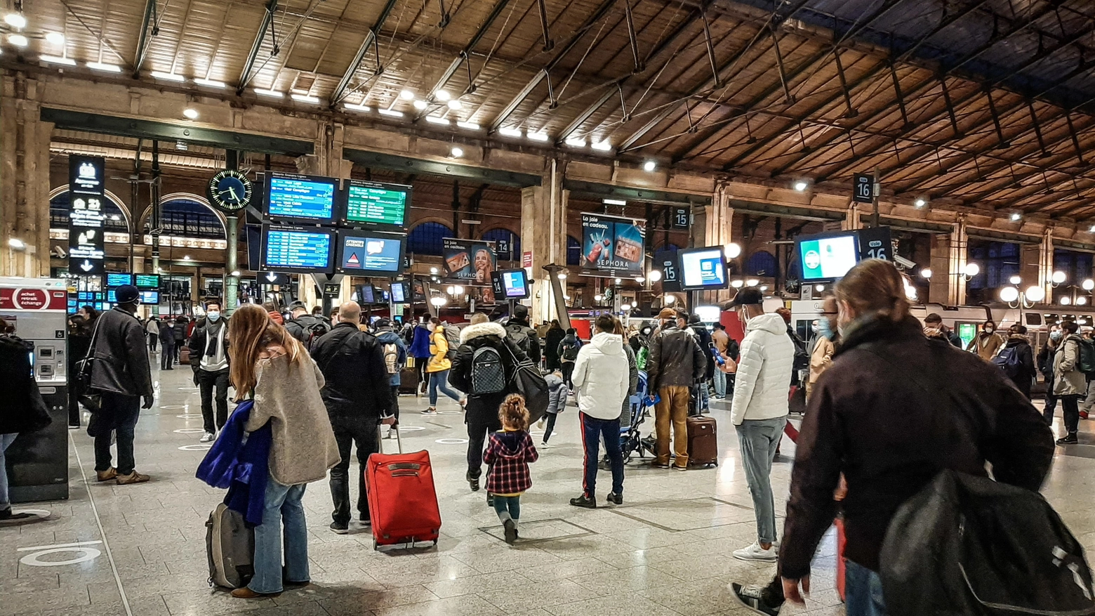 Passeggeri alla Gare du Nord di Parigi (archivio, Ansa)