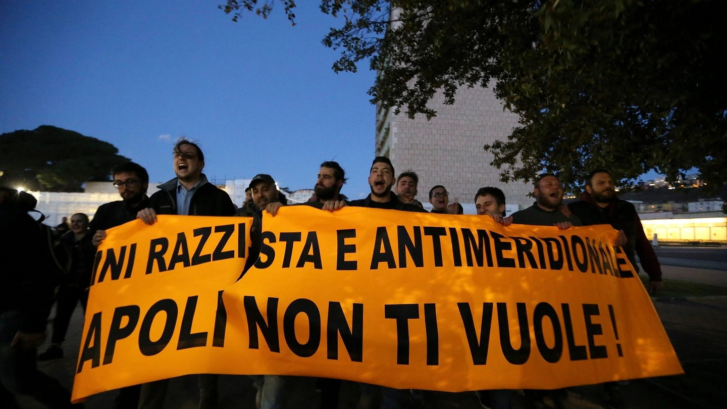 Napoli, la protesta dei centri sociali (Lapresse)