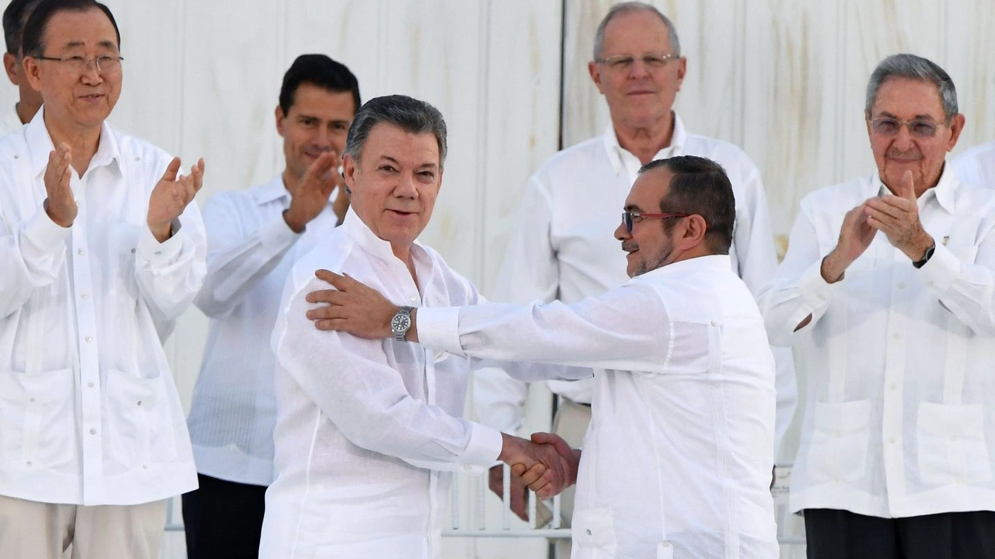 Il presidente Juan Manuel Santos e il leader delle Farc (Afp)