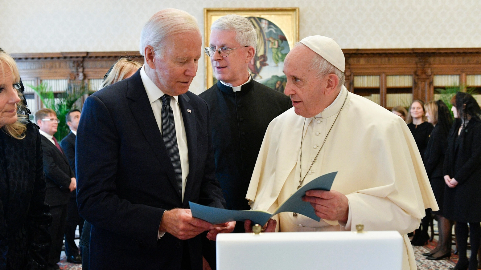Lo scambio di regali fra il Papa e Biden lo scorso 29 ottobre