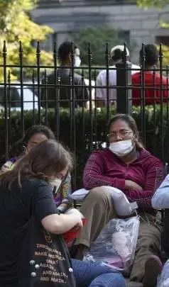Tre pullman di migranti scaricati davanti alla villa di Kamala Harris La Casa Bianca: "Crudele pagliacciata"