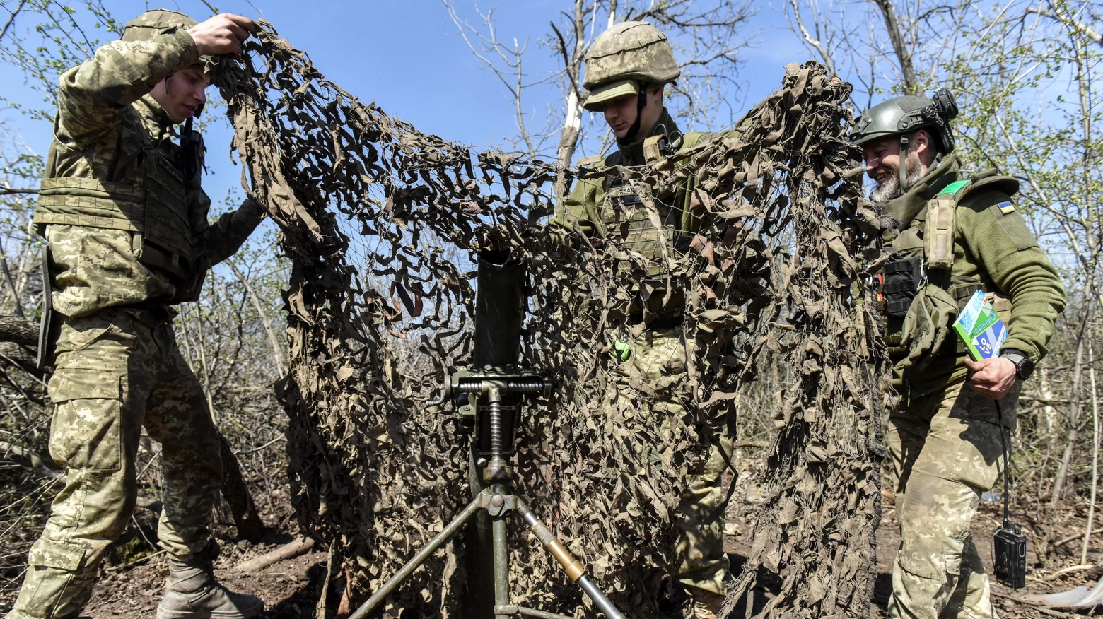 Militari Ucraina in una trincea a Bakhmut