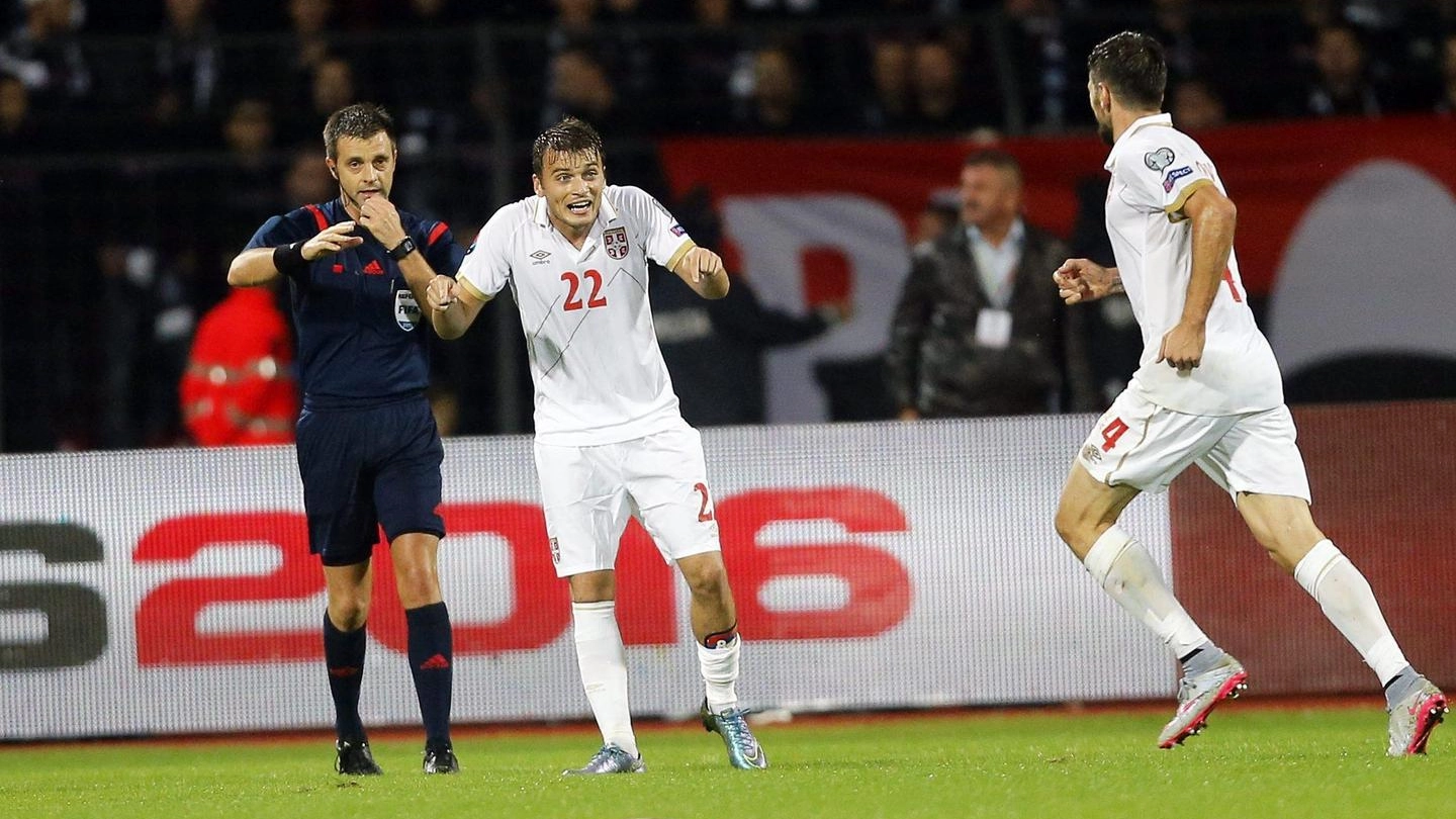 Adem Ljajic esulta dopo il 2-0 della sua Serbia all'Albania. Dietro di lui Nicola Rizzoli (Ansa)
