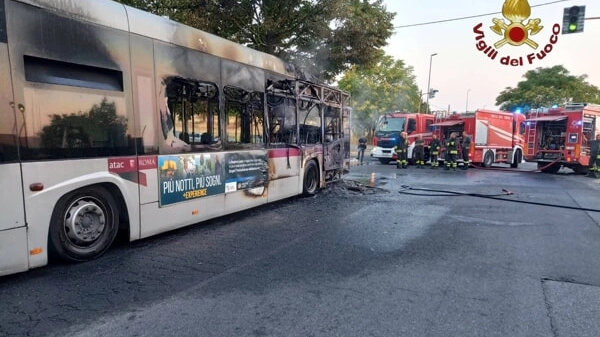 Autobus in fiamme nella zona est di Roma