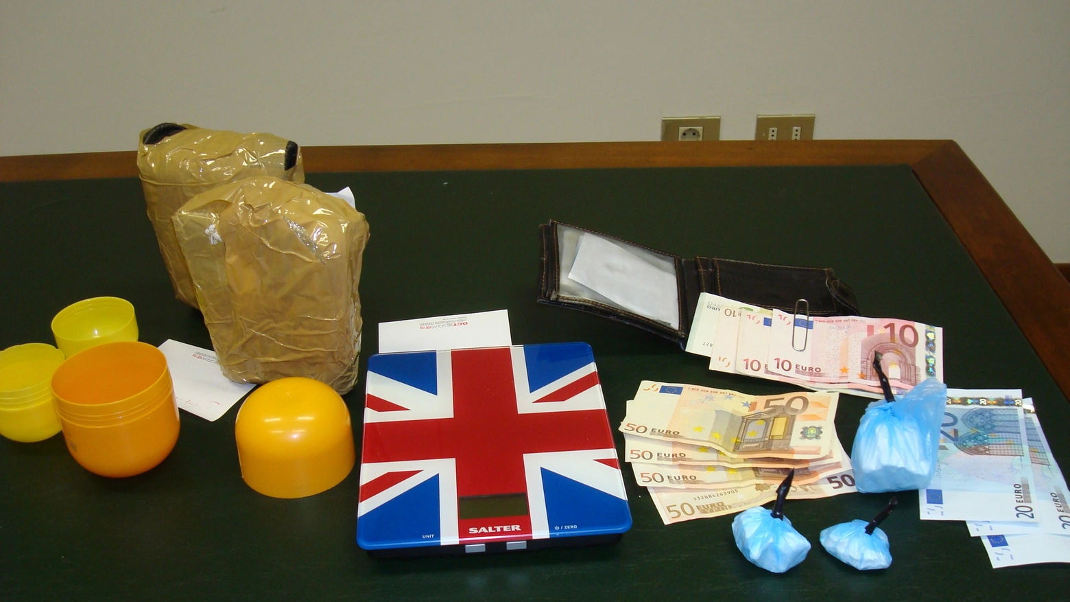 La cocaina e i soldi sequestrati a Villafranca