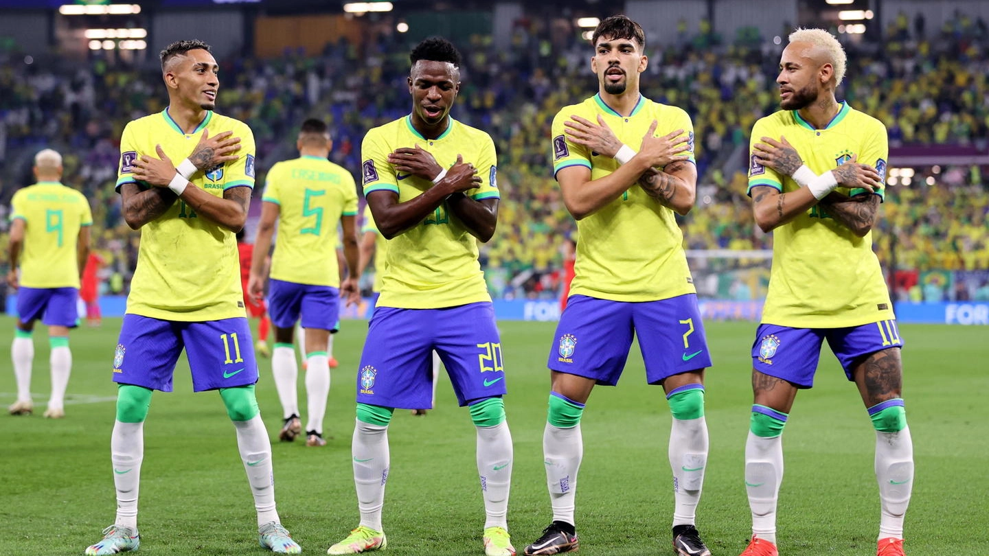 Raphinha, Vinicius, Paqueta, e Neymar ballano dopo un gol del Brasile