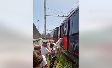 Guasto alla Circumvesuviana, passeggeri costretti a scendere dai treni e ad andare a piedi sui binari sotto il sole